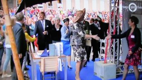 Koningin Maxima de hand geschut