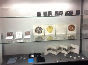 Expositie sieraden bij de Kunstuitleen Zwolle